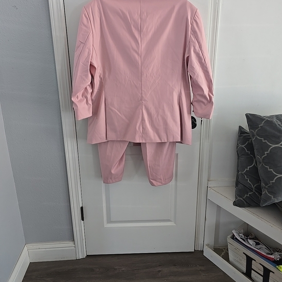 Pink Tailored Pantsuit with Relaxed Blazer - Picture 5 of 14